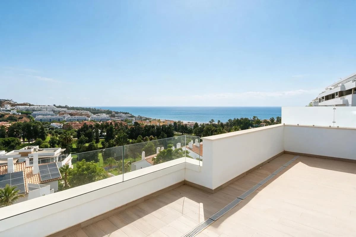 2 Bedroom Middle Floor Apartment for Sale in La Cala de Mijas, Málaga