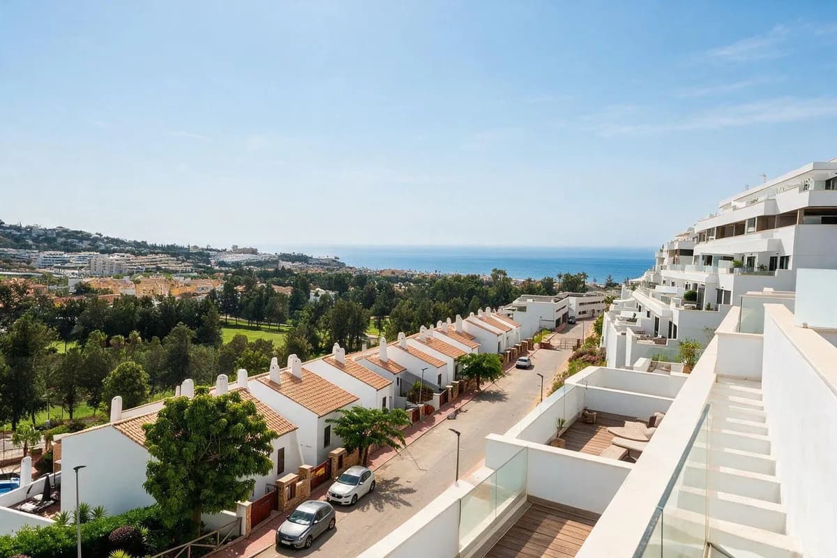 2 Bedroom Middle Floor Apartment for Sale in La Cala de Mijas, Málaga - Image 2