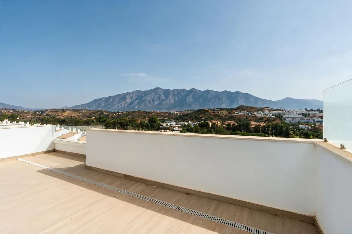 2 Bedroom Middle Floor Apartment for Sale in La Cala de Mijas, Málaga - Image 3