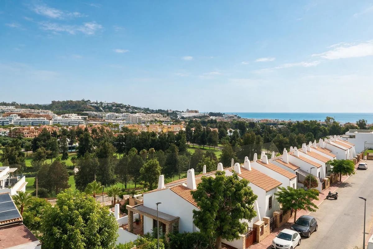 2 Bedroom Middle Floor Apartment for Sale in La Cala de Mijas, Málaga - Image 4