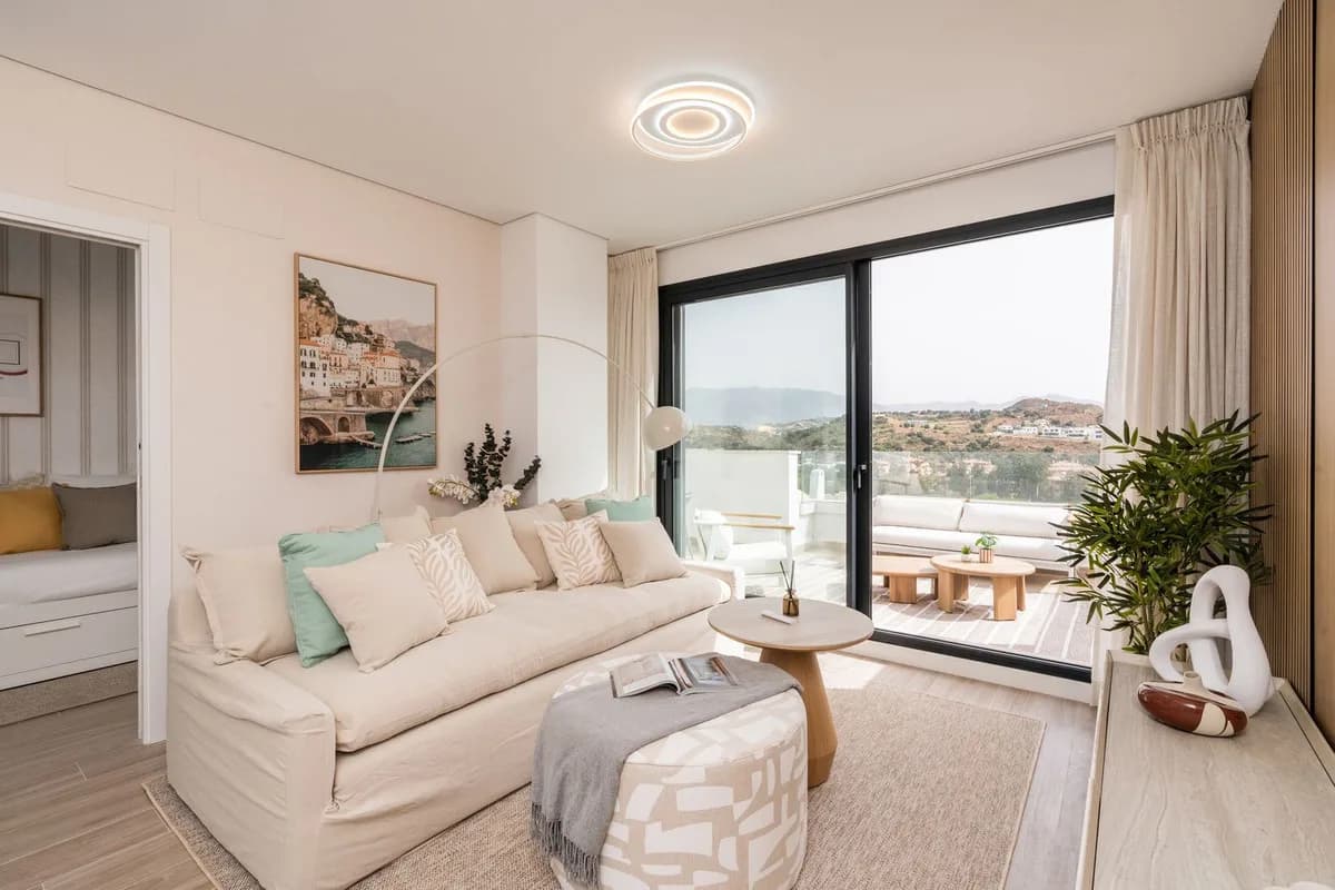 2 Bedroom Middle Floor Apartment for Sale in Mijas Costa, Málaga - Image 4