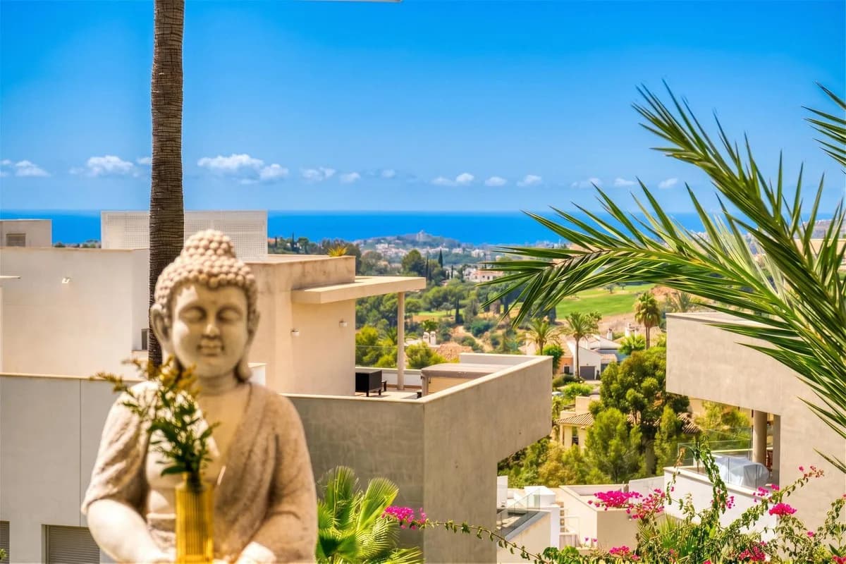 3 Bedroom Ground Floor Apartment for Sale in Benahavís, Málaga - Image 2