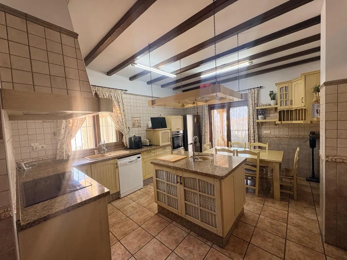 5 Bedroom Detached Villa for Sale in Manilva, Málaga - Image 6