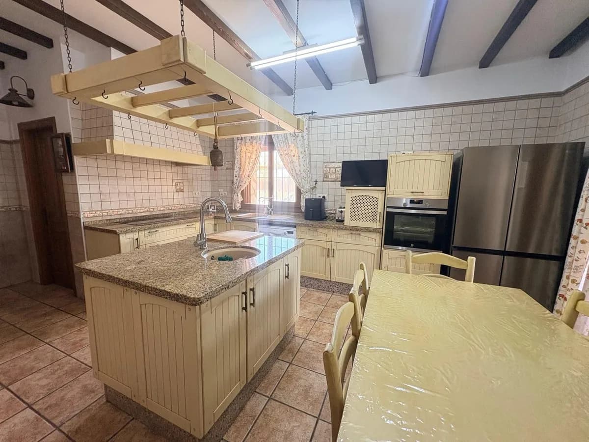 5 Bedroom Detached Villa for Sale in Manilva, Málaga - Image 7