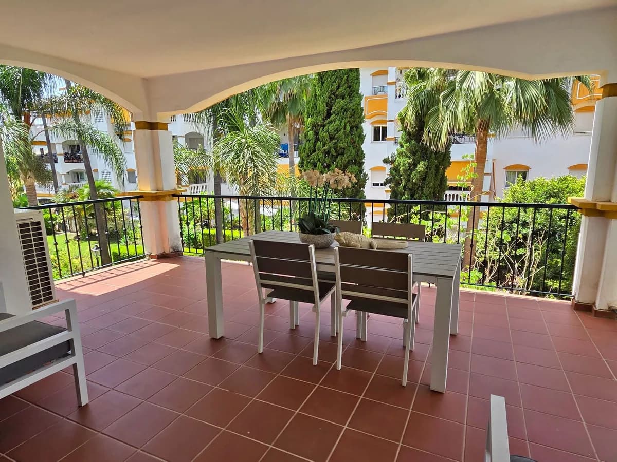 2 Bedroom Middle Floor Apartment for Sale in Puerto Banús, Málaga