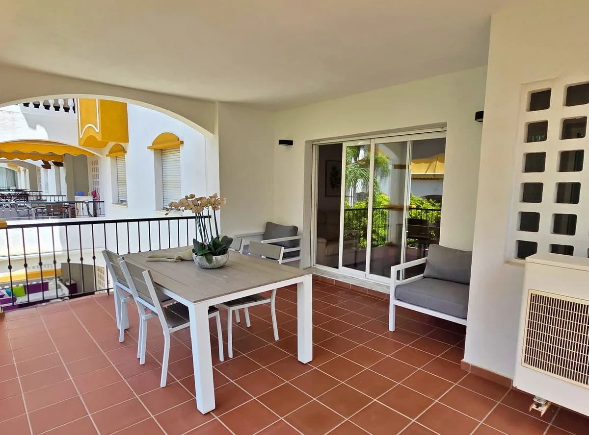 2 Bedroom Middle Floor Apartment for Sale in Puerto Banús, Málaga - Image 2