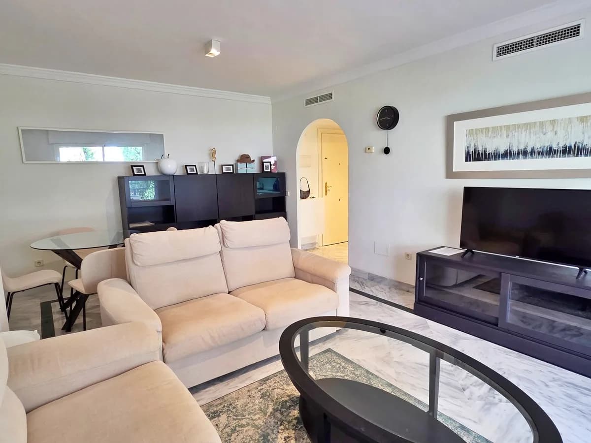 2 Bedroom Middle Floor Apartment for Sale in Puerto Banús, Málaga - Image 4