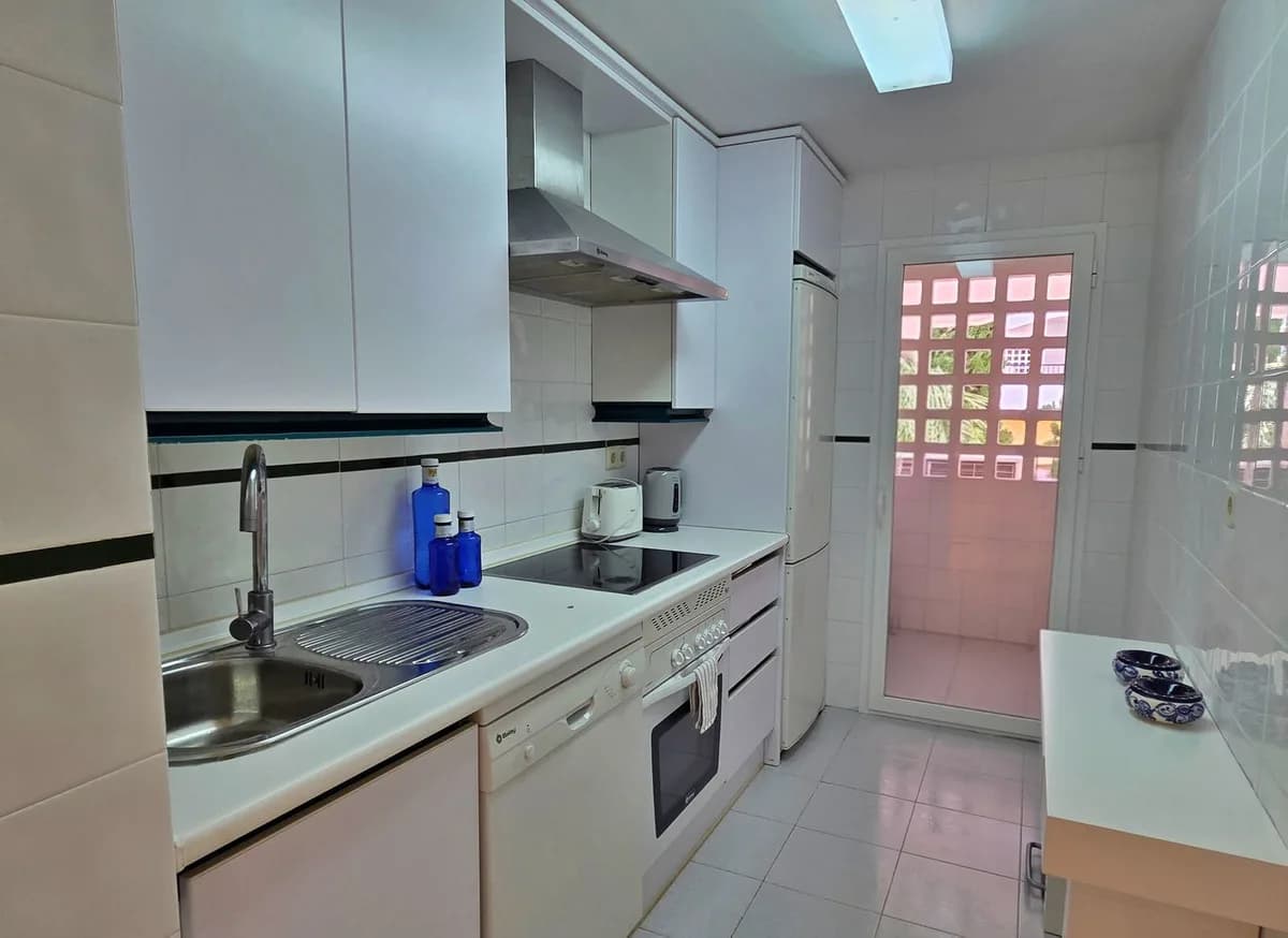 2 Bedroom Middle Floor Apartment for Sale in Puerto Banús, Málaga - Image 6