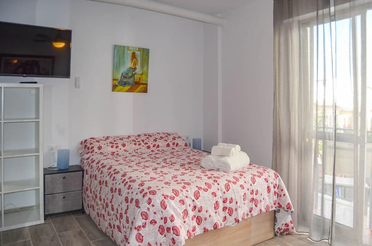 4 Bedroom Middle Floor Apartment for Sale in Estepona, Málaga - Image 5