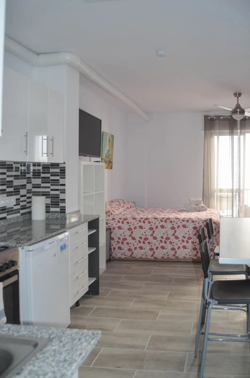 4 Bedroom Middle Floor Apartment for Sale in Estepona, Málaga - Image 7