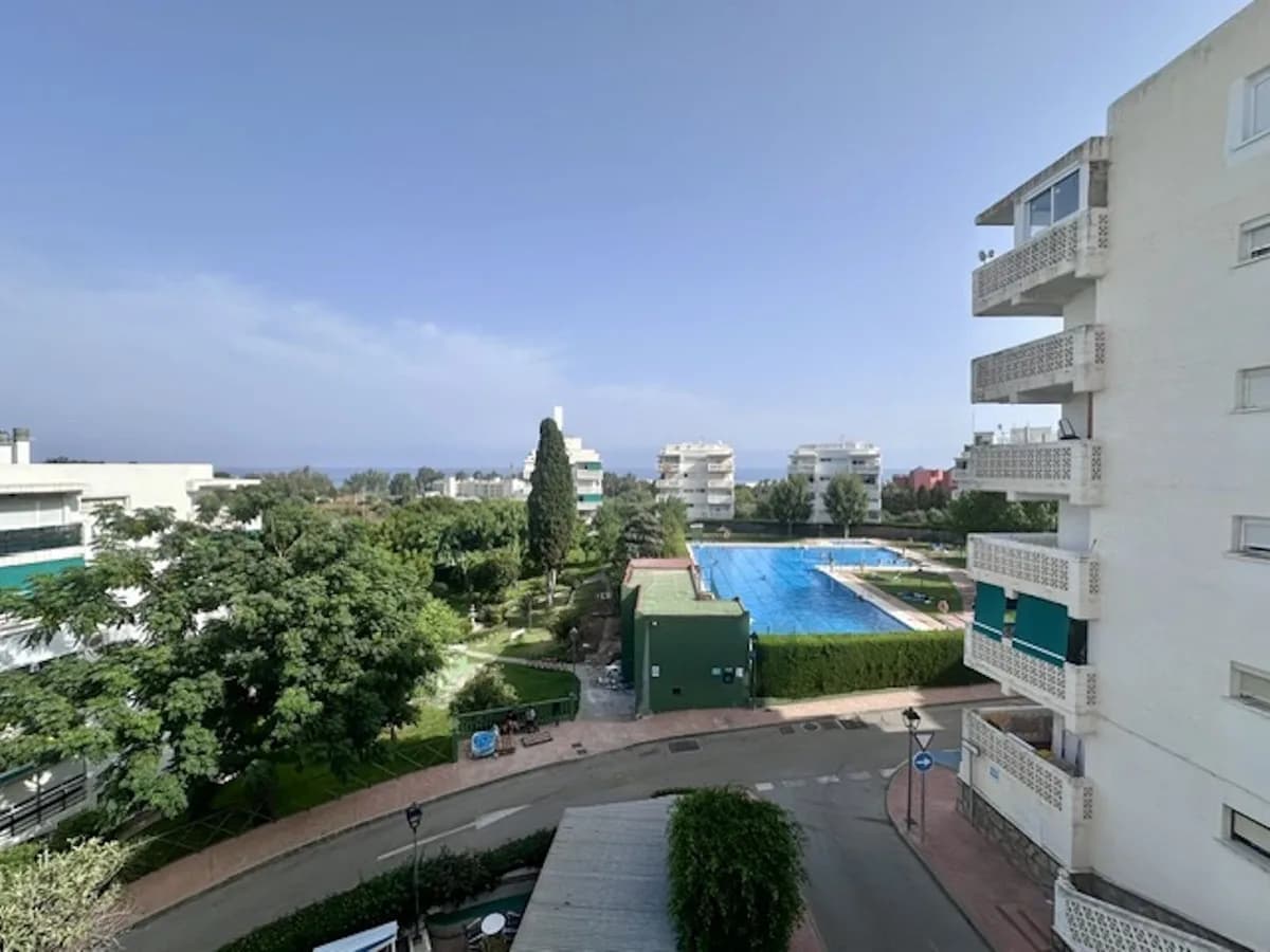 3 Bedroom Middle Floor Apartment for Sale in Estepona, Málaga - Image 4