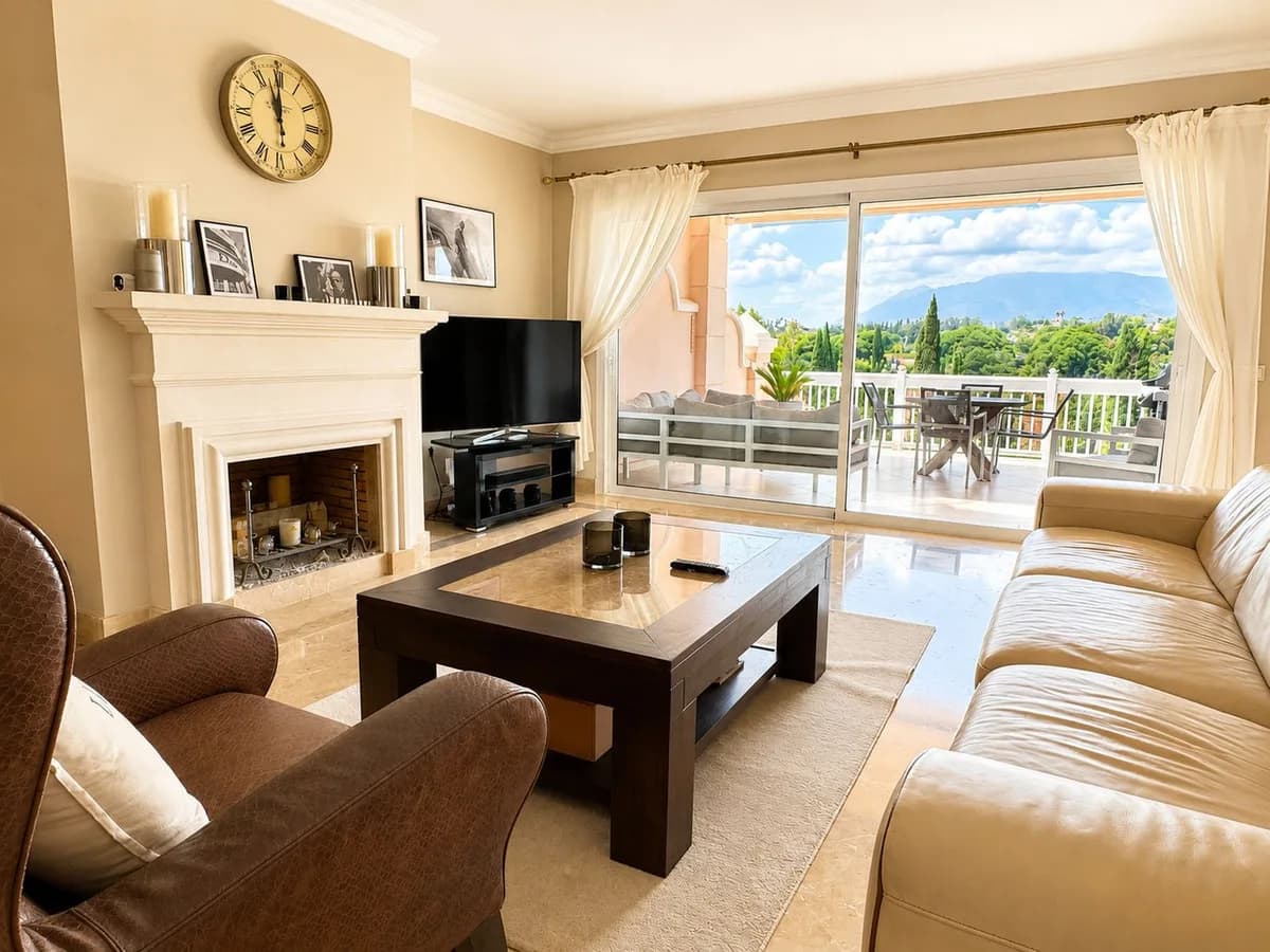 2 Bedroom Middle Floor Apartment for Sale in Los Flamingos, Málaga - Image 6