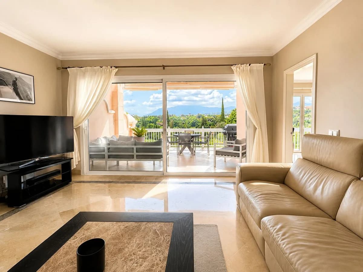 2 Bedroom Middle Floor Apartment for Sale in Los Flamingos, Málaga - Image 7