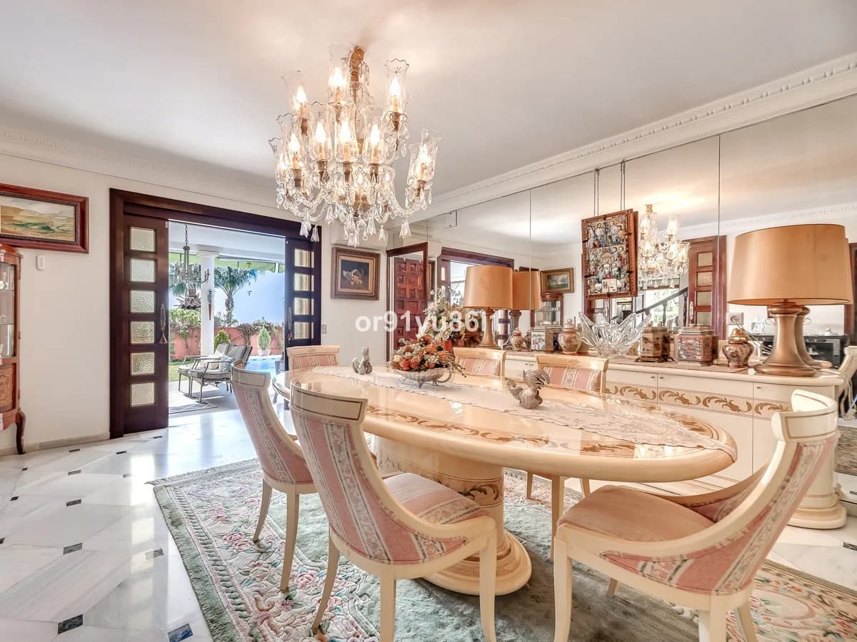 5 Bedroom Detached Villa for Sale in The Golden Mile, Málaga - Image 4