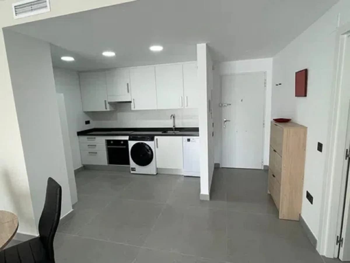 1 Bedroom Middle Floor Apartment for Sale in Las Lagunas, Málaga - Image 4