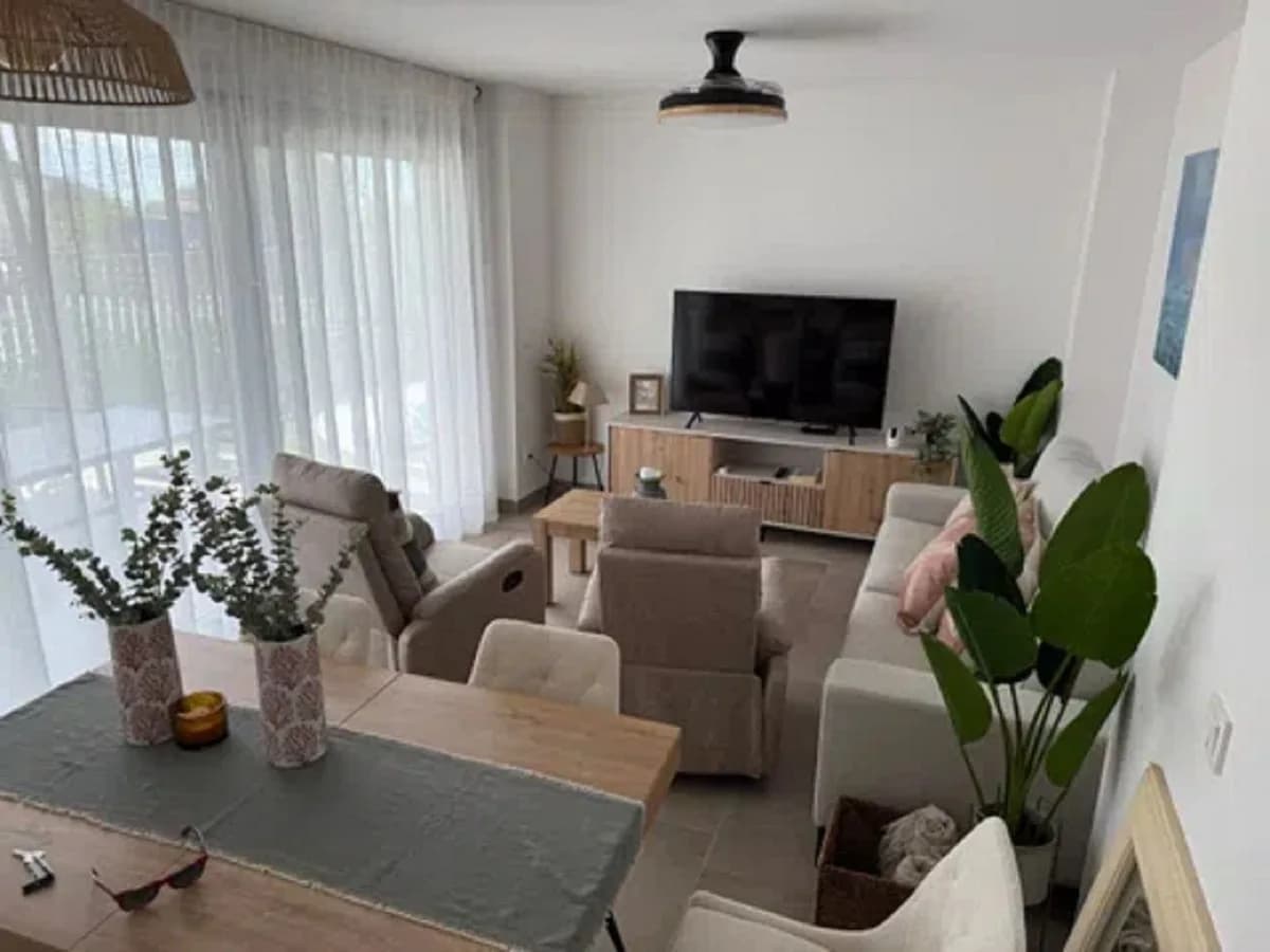 3 Bedroom Middle Floor Apartment for Sale in Los Pacos, Málaga - Image 7