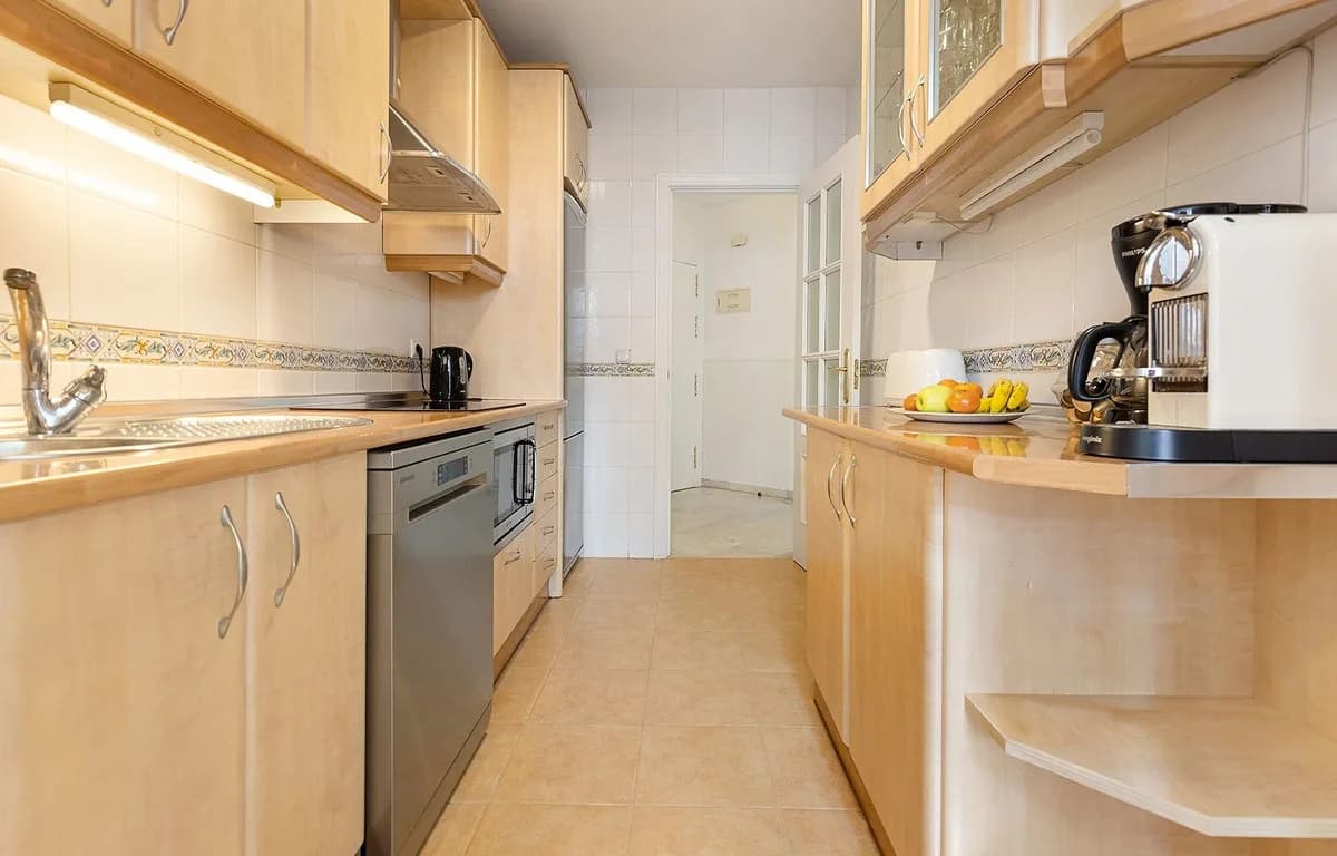 3 Bedroom Middle Floor Apartment for Sale in Torremolinos, Málaga - Image 4