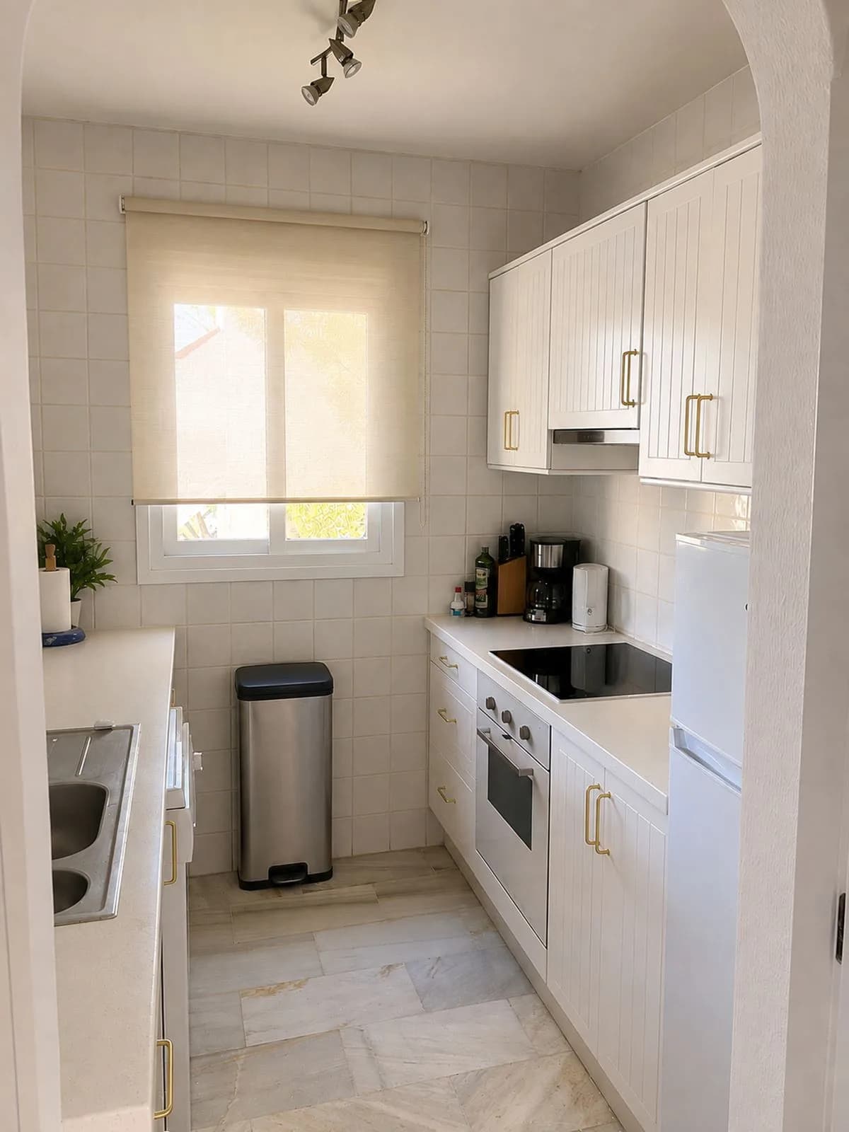 2 Bedroom Top Floor Apartment for Sale in Calahonda, Málaga - Image 8