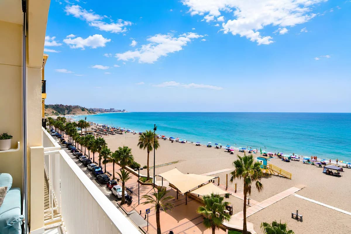 1 Bedroom Top Floor Apartment for Sale in Fuengirola, Málaga - Image 3