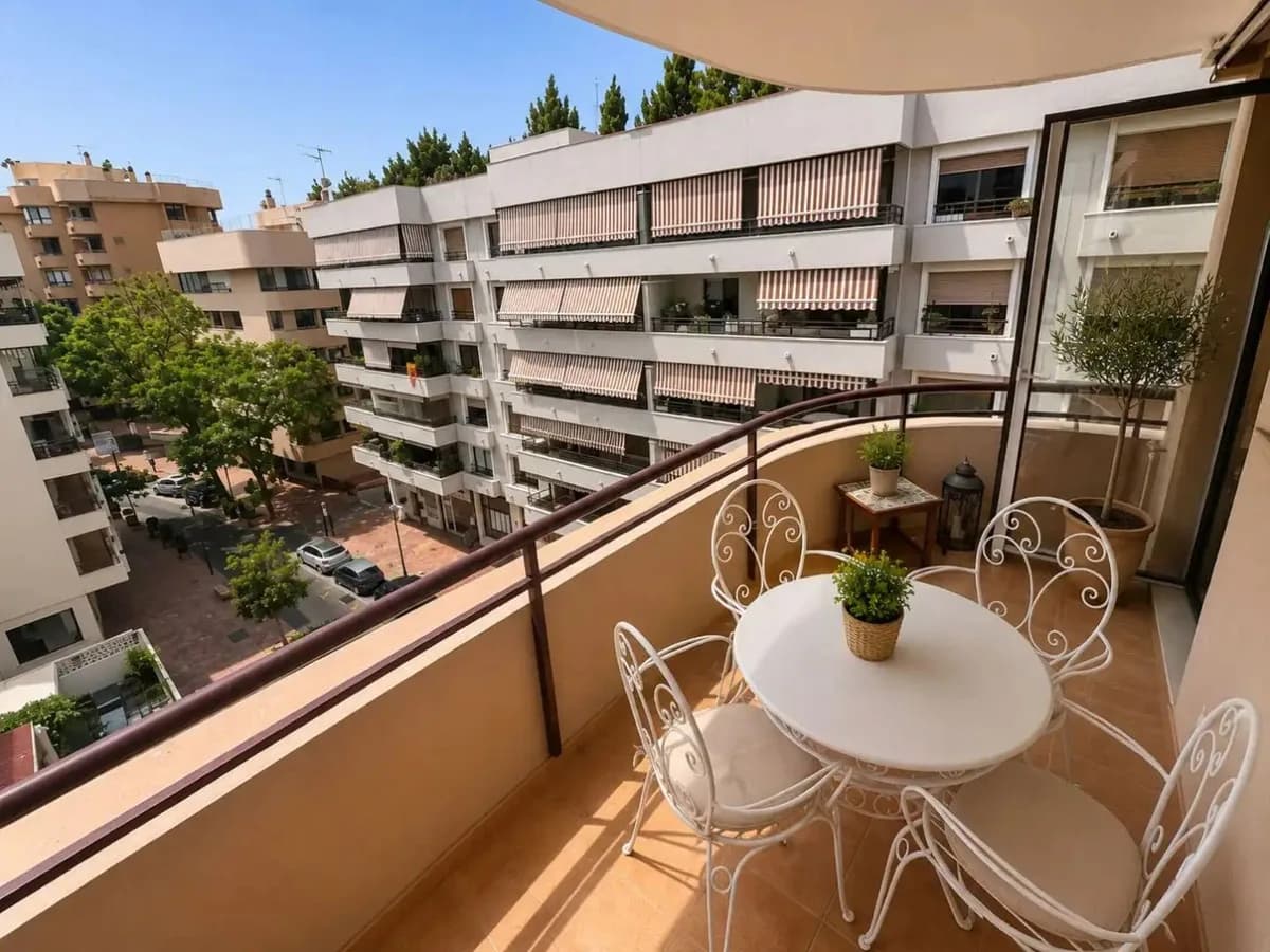 3 Bedroom Middle Floor Apartment for Sale in Marbella, Málaga - Image 2