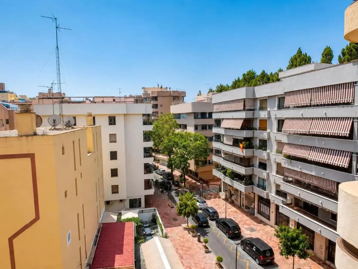 3 Bedroom Middle Floor Apartment for Sale in Marbella, Málaga - Image 3