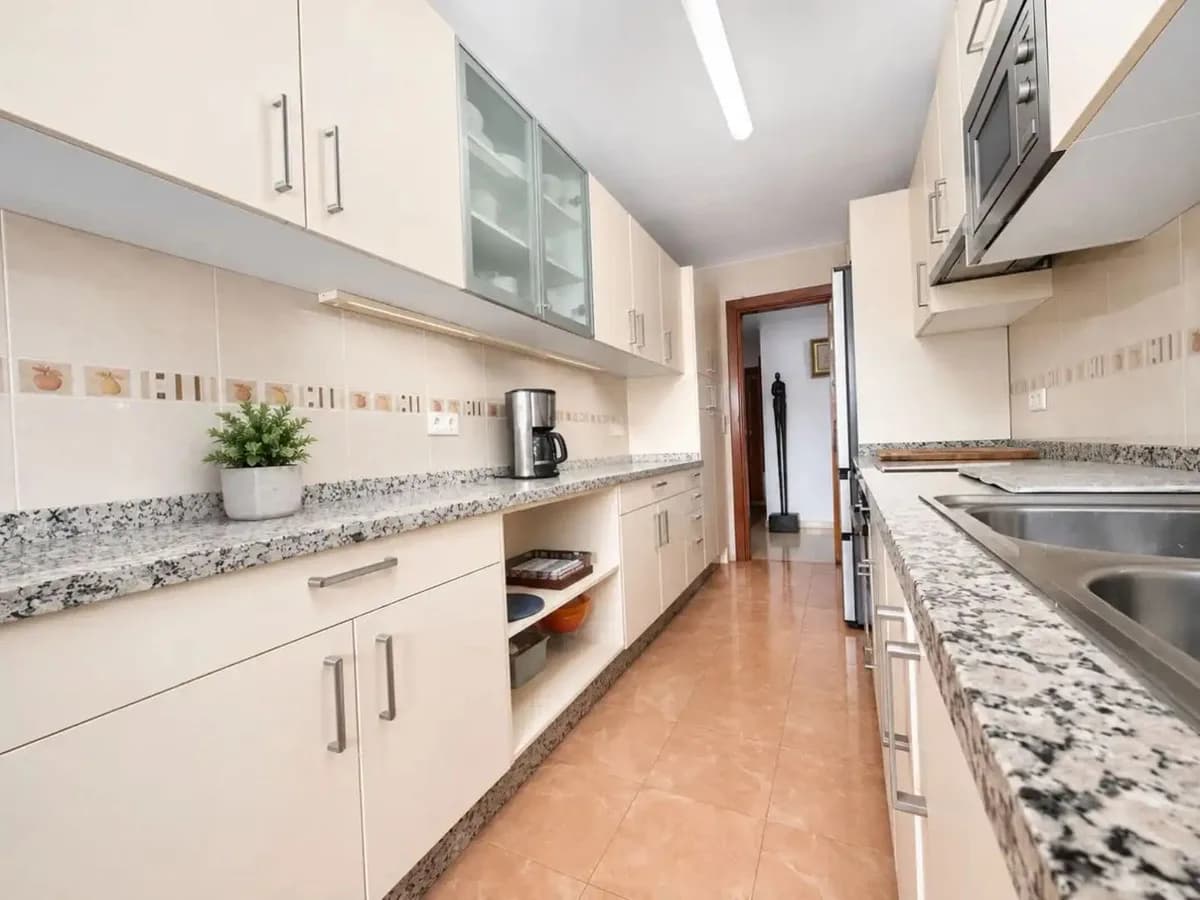 3 Bedroom Middle Floor Apartment for Sale in Marbella, Málaga - Image 8