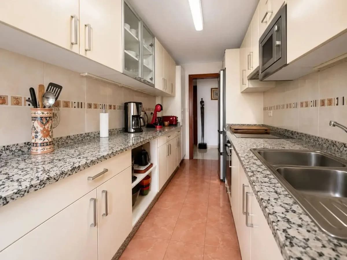 3 Bedroom Middle Floor Apartment for Sale in Marbella, Málaga - Image 9