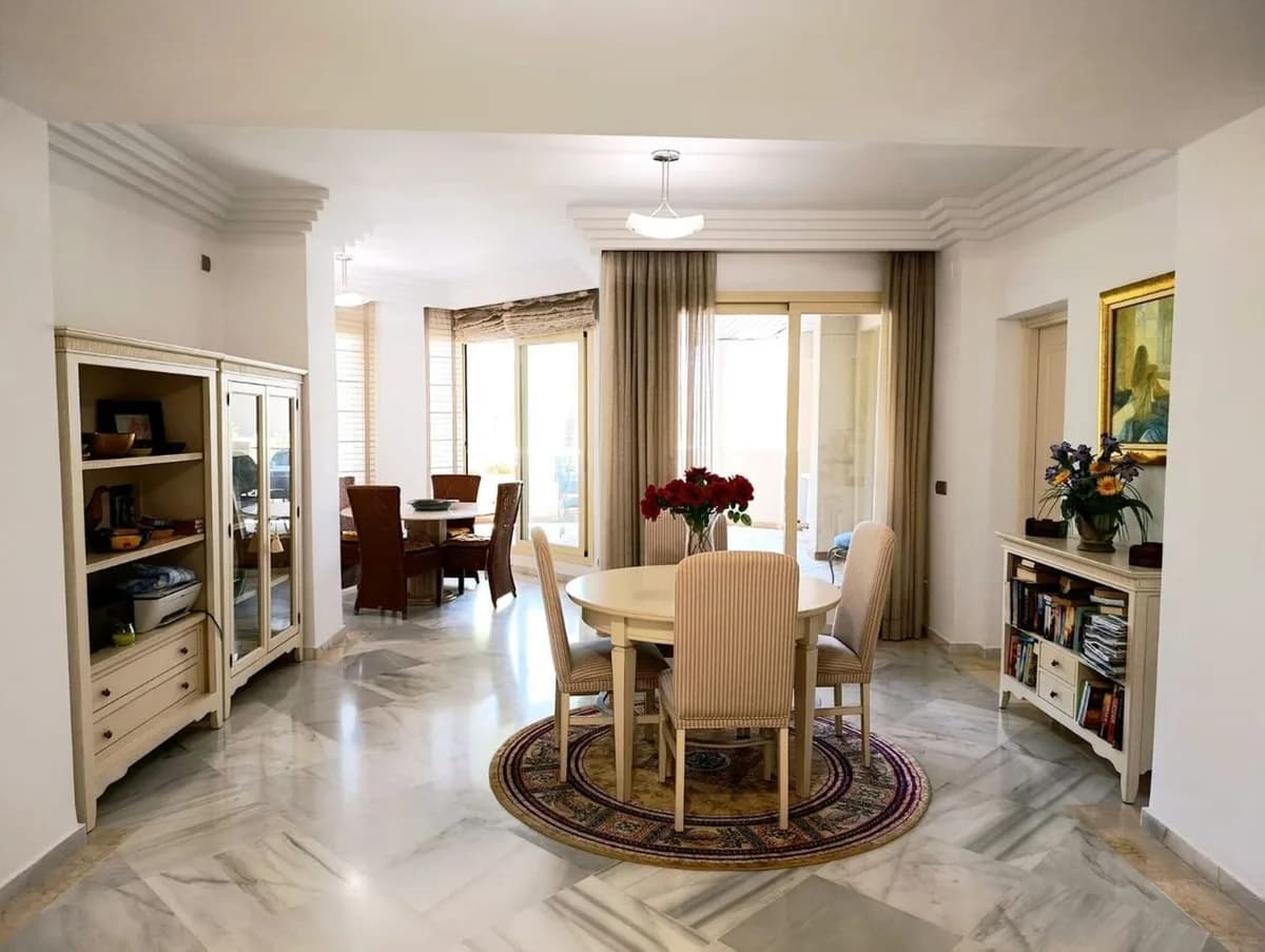 3 Bedroom Middle Floor Apartment for Sale in Nueva Andalucía, Málaga - Image 5
