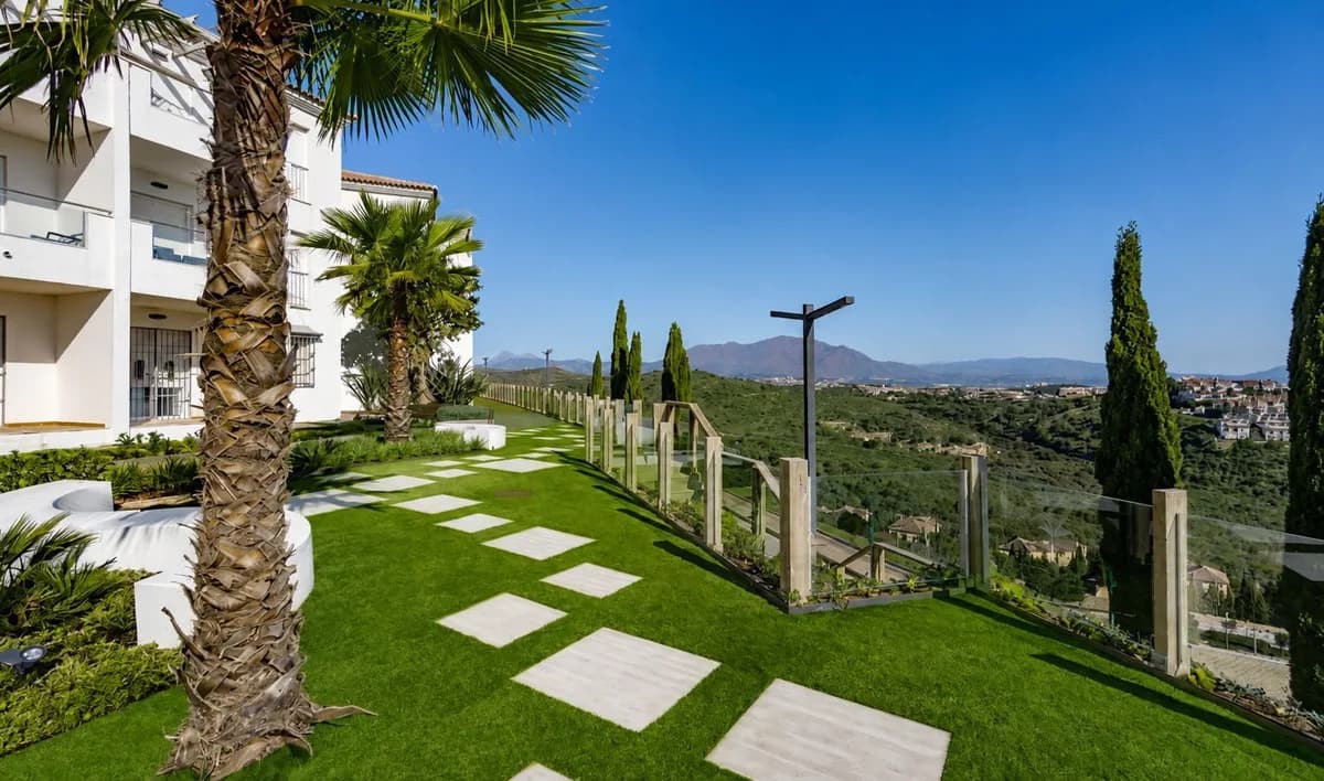 3 Bedroom Top Floor Apartment for Sale in Manilva, Málaga - Image 2