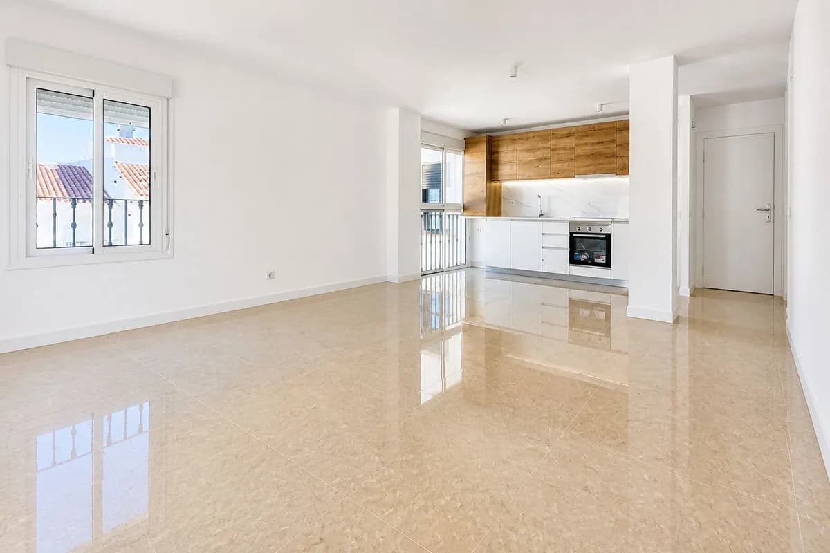 1 Bedroom Middle Floor Apartment for Sale in San Luis de Sabinillas, Málaga - Image 5