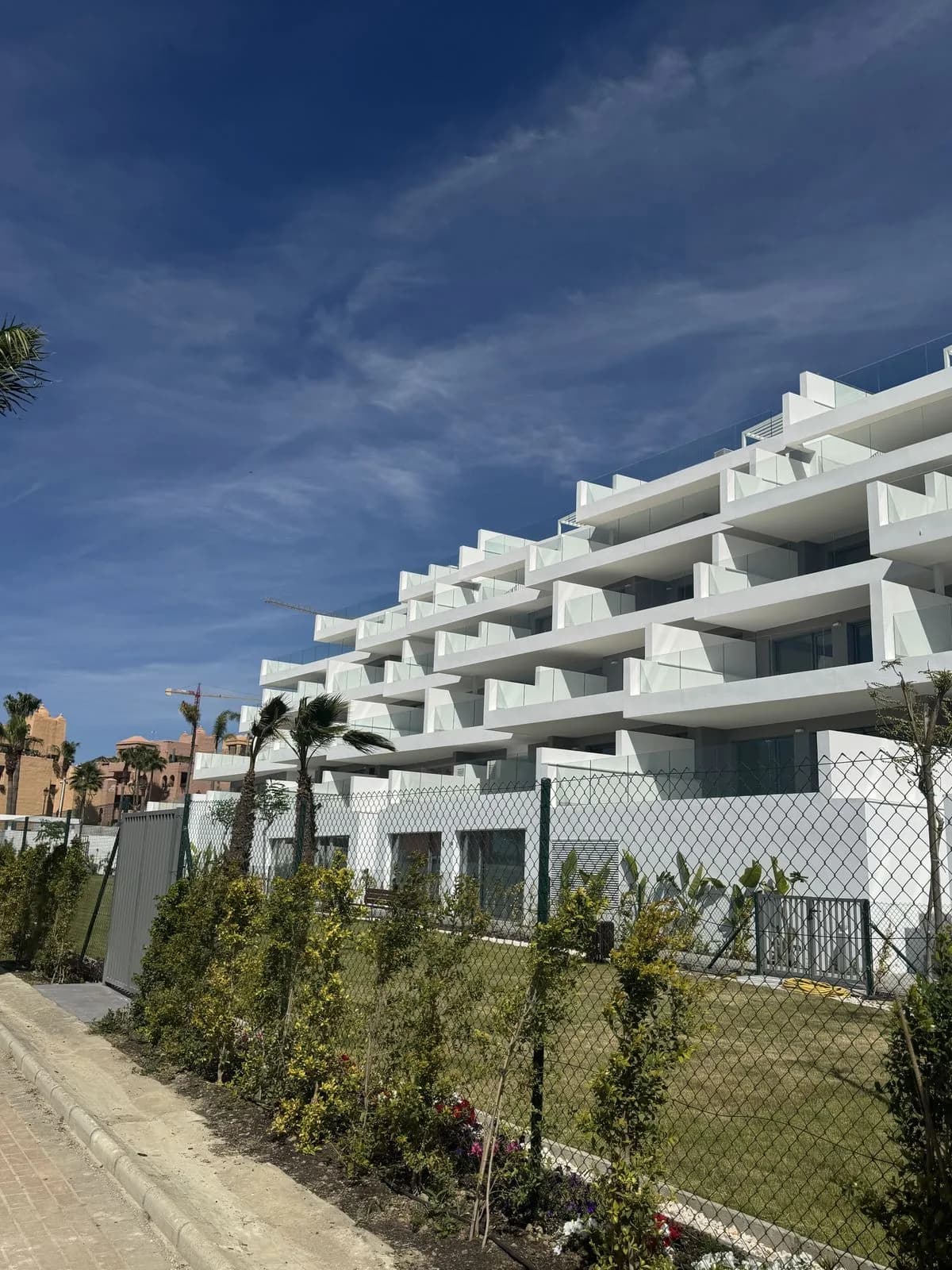 2 Bedroom Middle Floor Apartment for Sale in La Duquesa, Málaga - Image 3
