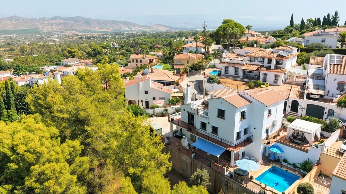 6 Bedroom Detached Villa for Sale in Alhaurín el Grande, Málaga