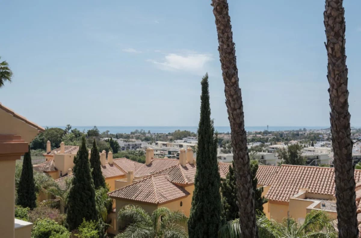 3 Bedroom Middle Floor Apartment for Sale in Nueva Andalucía, Málaga - Image 5