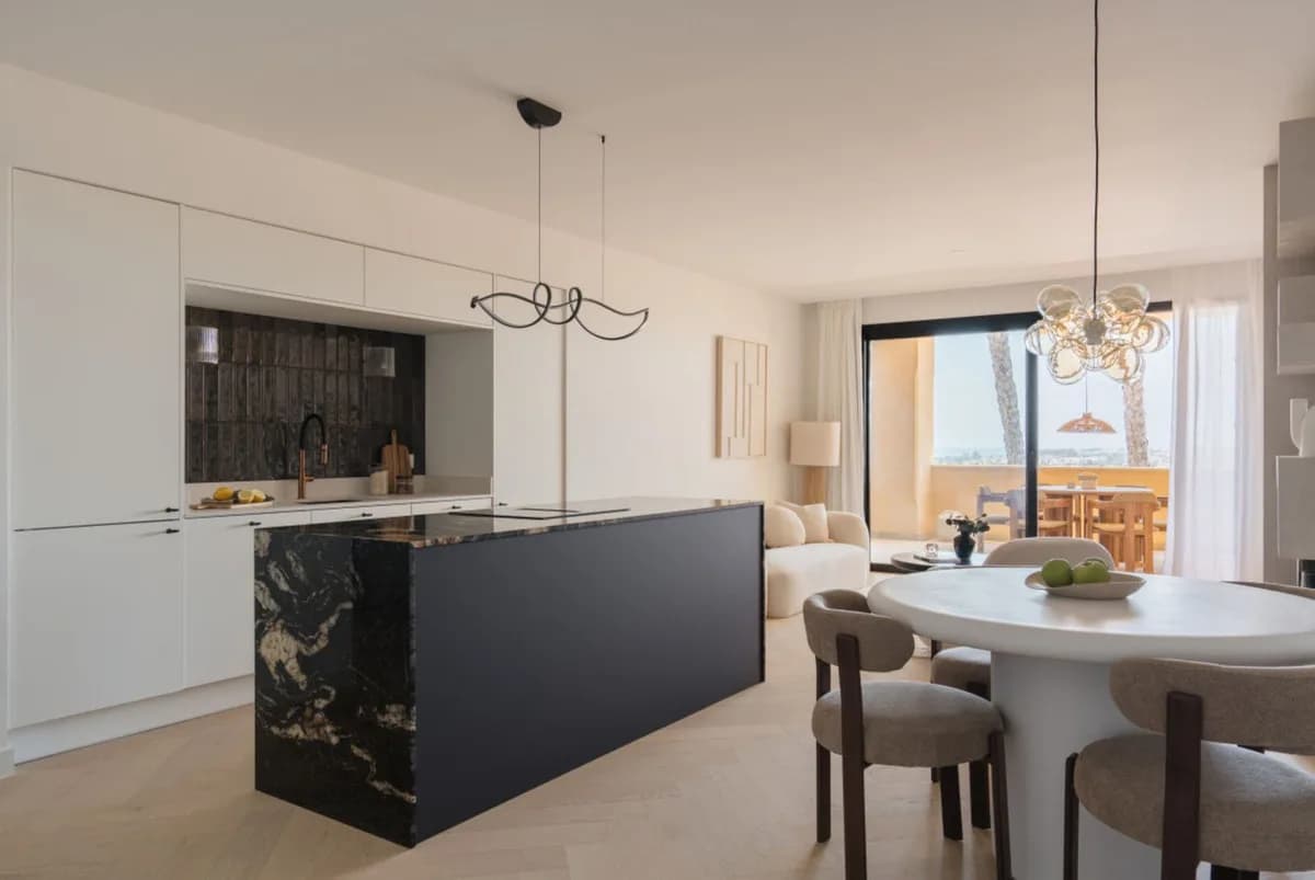 3 Bedroom Middle Floor Apartment for Sale in Nueva Andalucía, Málaga - Image 9