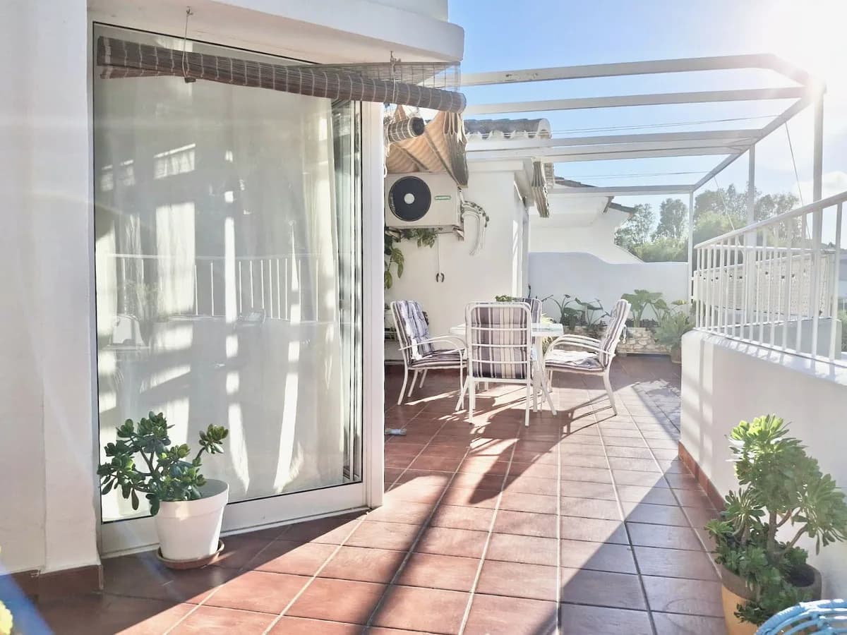 3 Bedroom Middle Floor Apartment for Sale in Mijas Golf, Málaga - Image 2
