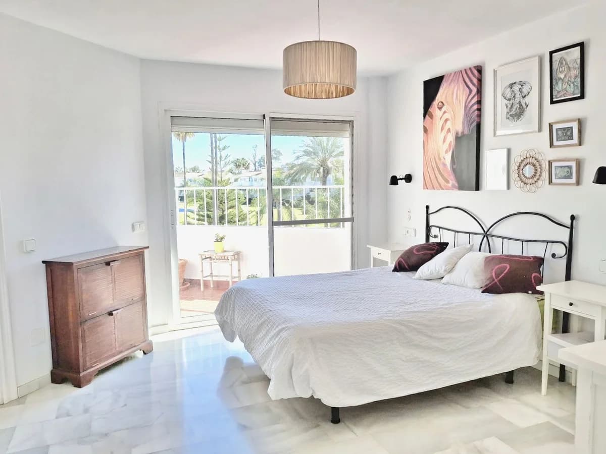 3 Bedroom Middle Floor Apartment for Sale in Mijas Golf, Málaga - Image 6