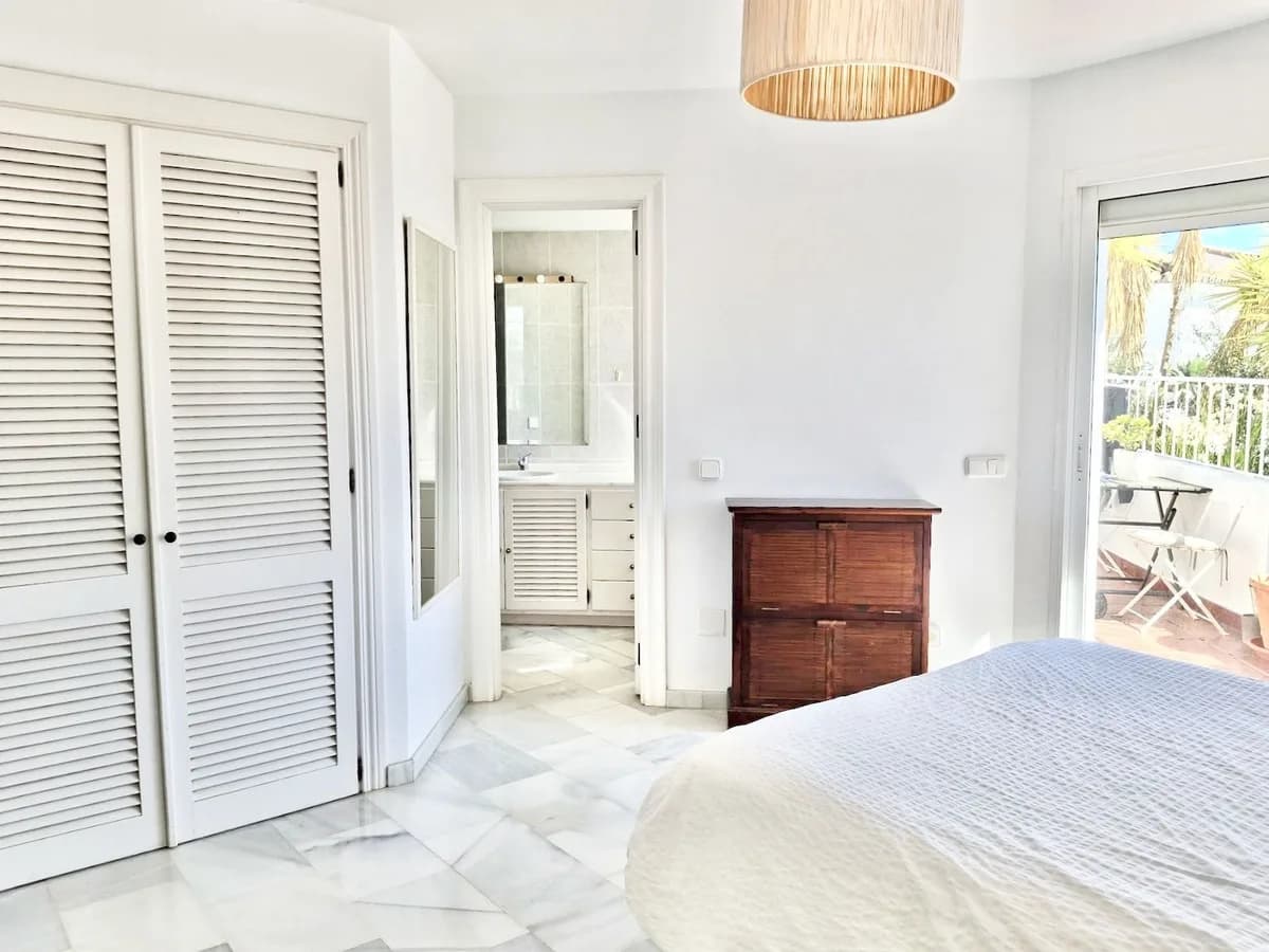 3 Bedroom Middle Floor Apartment for Sale in Mijas Golf, Málaga - Image 7