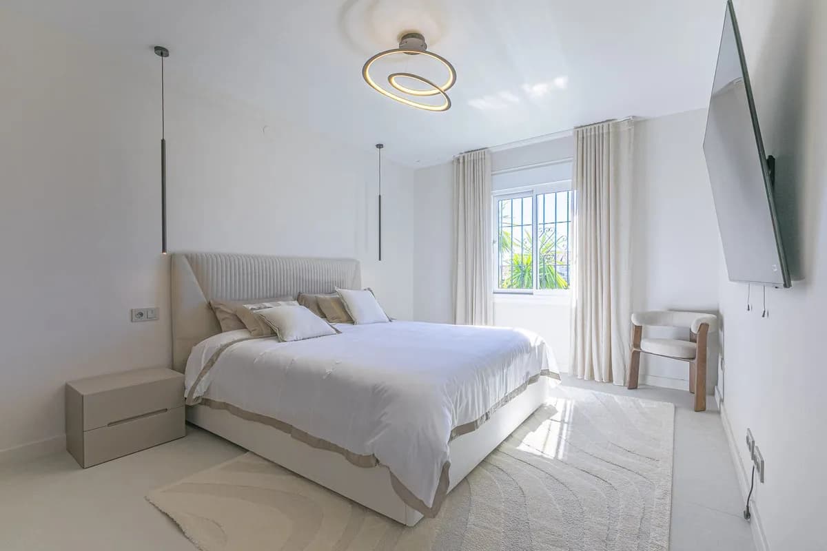 3 Bedroom Ground Floor Apartment for Sale in Nueva Andalucía, Málaga - Image 7