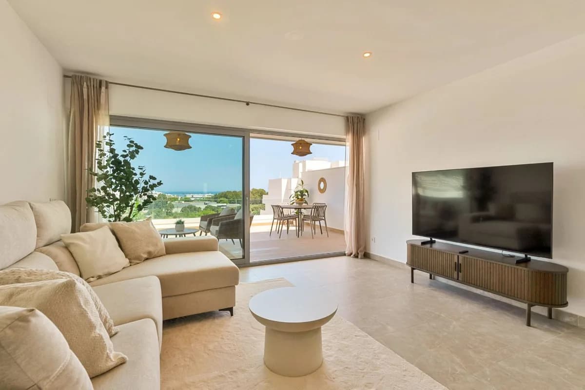 2 Bedroom Middle Floor Apartment for Sale in Estepona, Málaga - Image 4