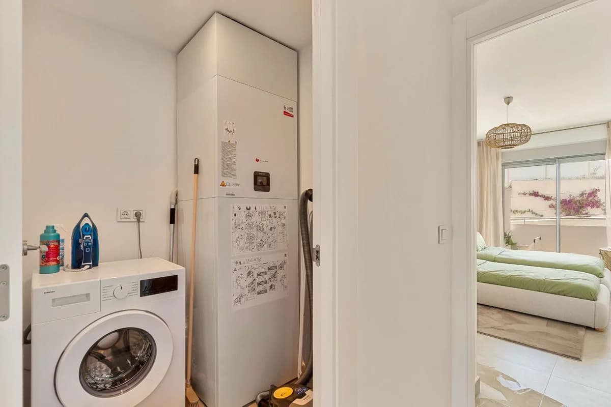 2 Bedroom Middle Floor Apartment for Sale in Estepona, Málaga - Image 9