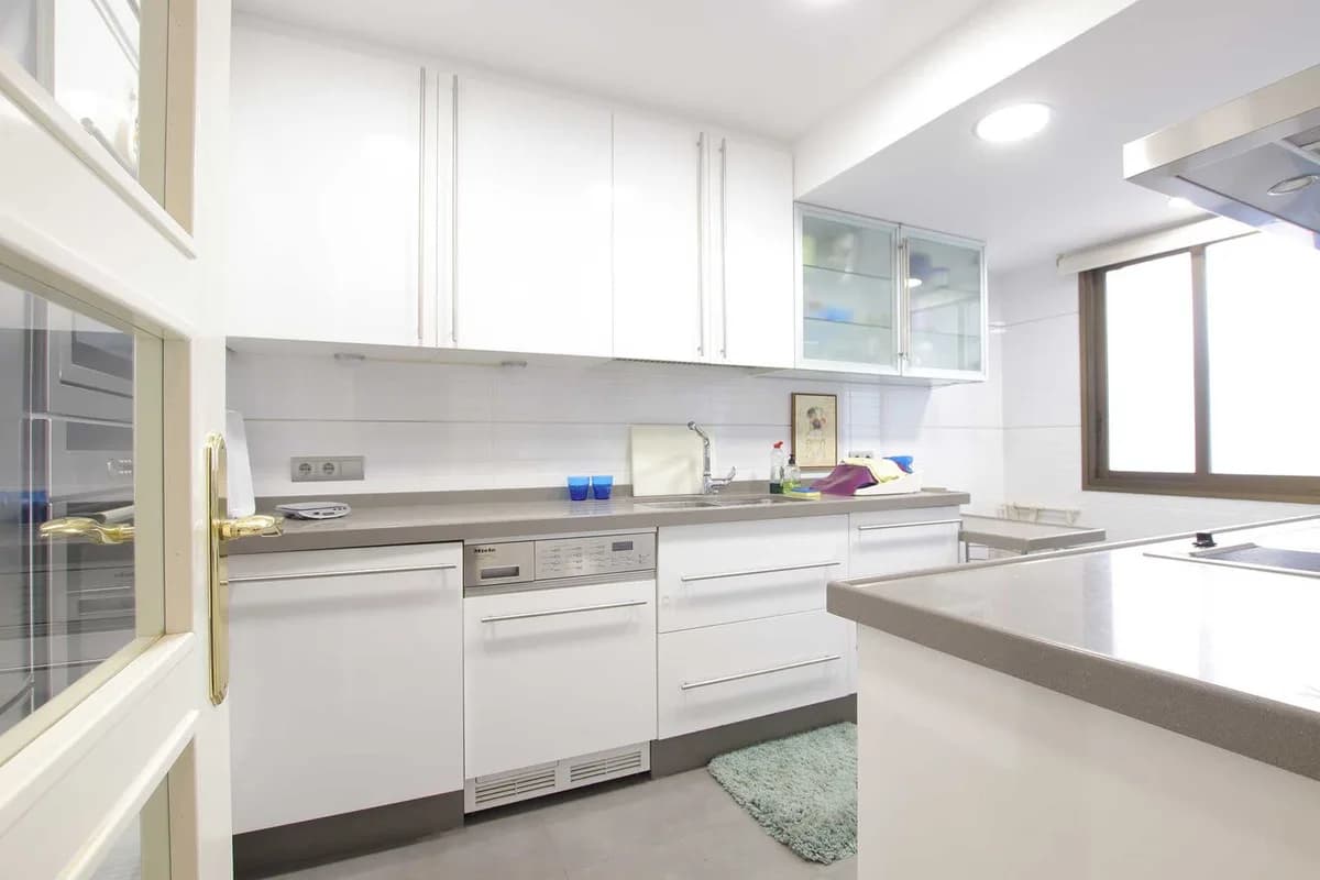 2 Bedroom Middle Floor Apartment for Sale in Nueva Andalucía, Málaga - Image 4