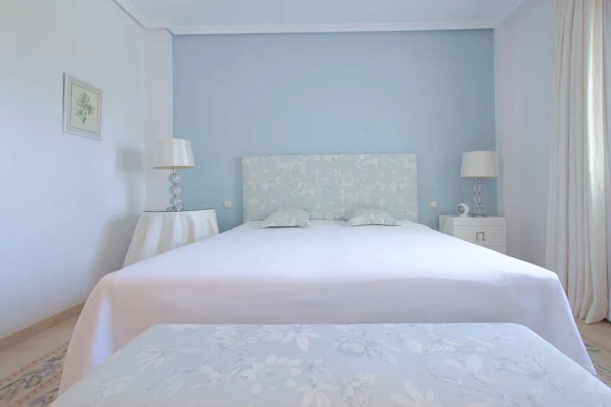 2 Bedroom Middle Floor Apartment for Sale in Nueva Andalucía, Málaga - Image 6