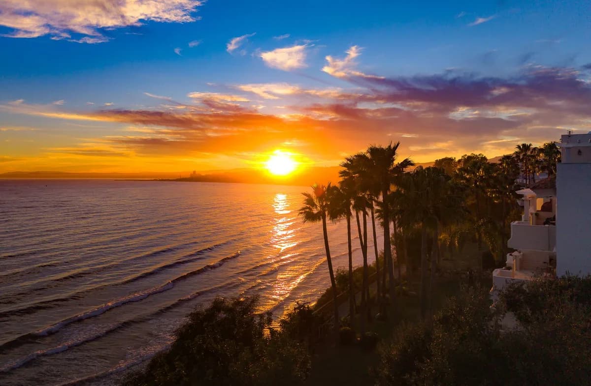 3 Bedroom Middle Floor Apartment for Sale in Estepona, Málaga - Image 2