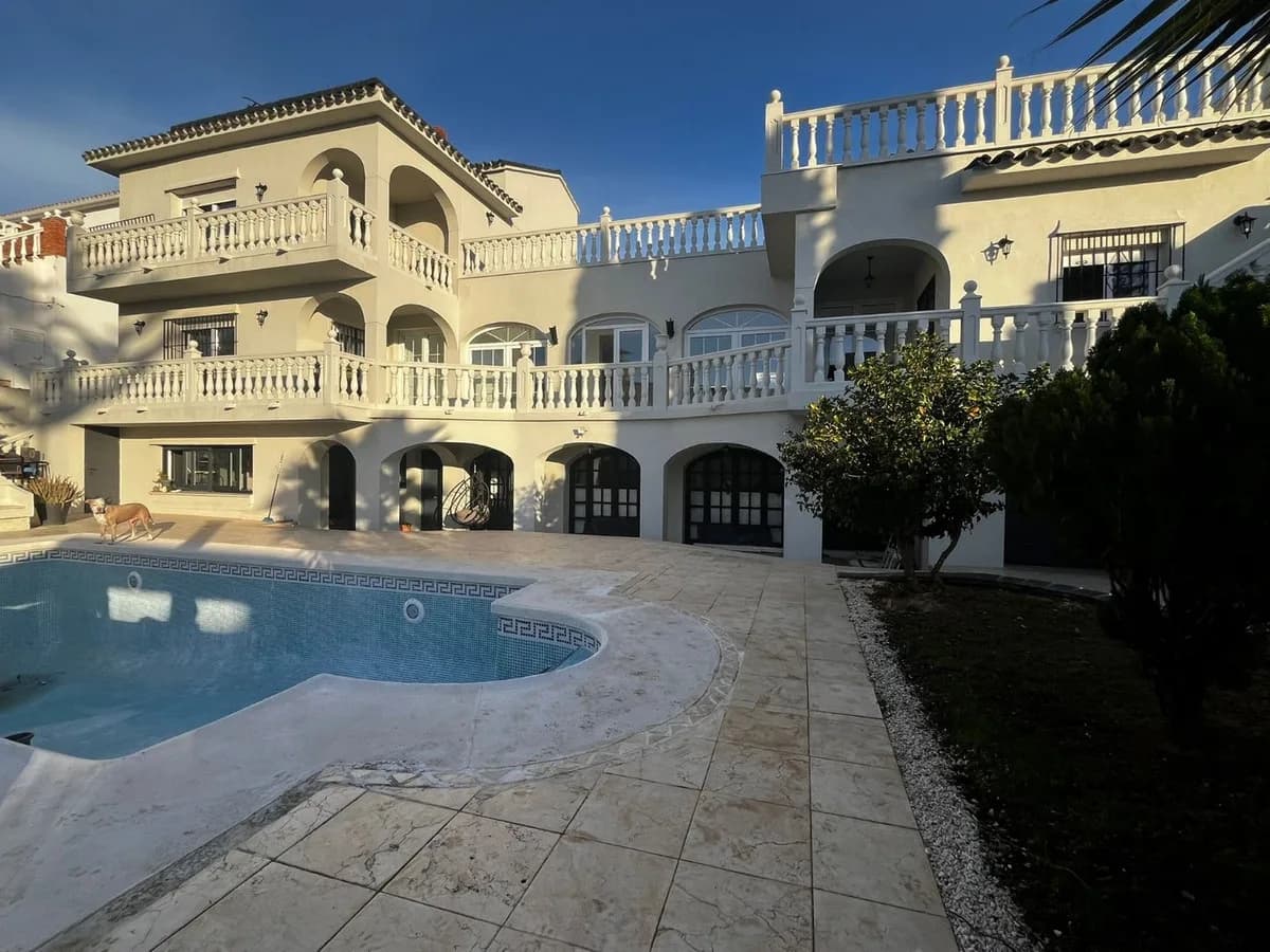 5 Bedroom Detached Villa for Sale in Mijas Costa, Málaga