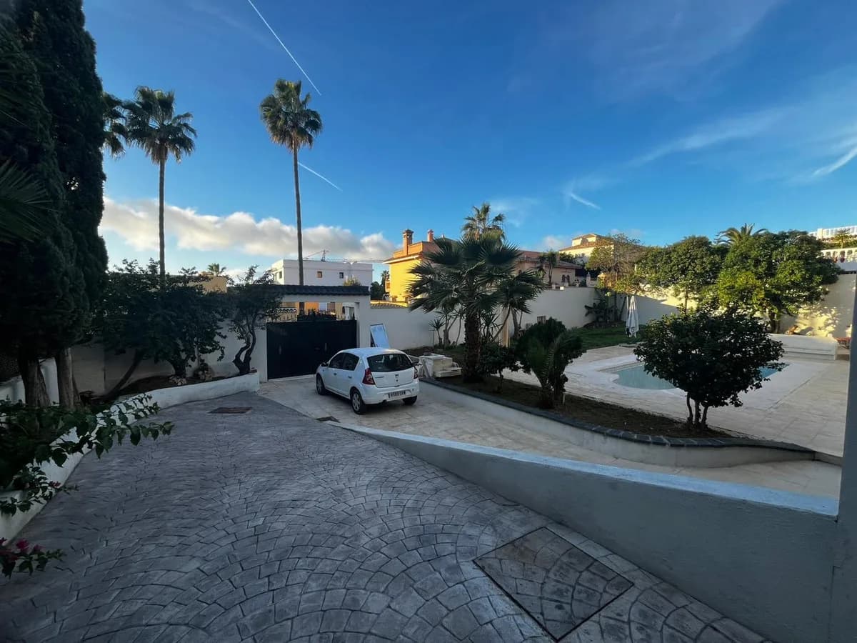 5 Bedroom Detached Villa for Sale in Mijas Costa, Málaga - Image 9