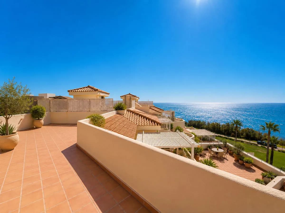 3 Bedroom Penthouse for Sale in Estepona, Málaga - Image 2