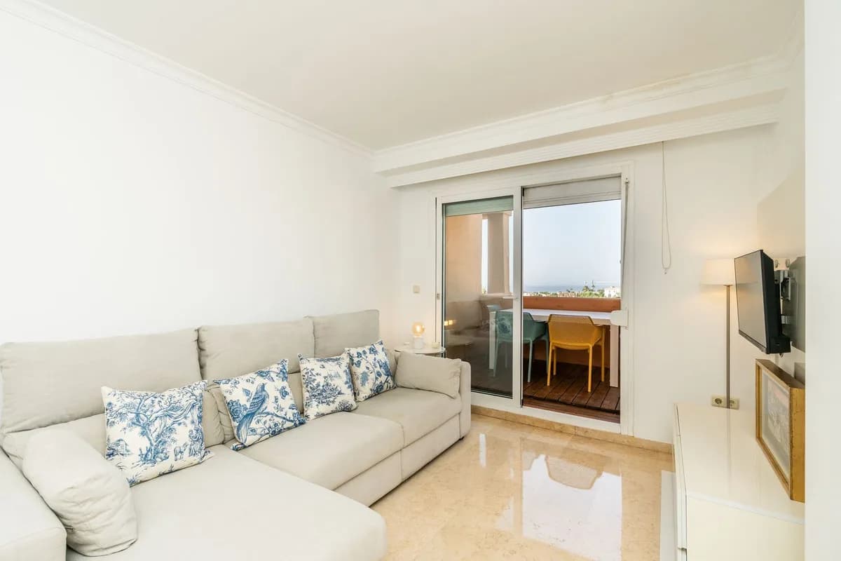 1 Bedroom Middle Floor Apartment for Sale in Elviria, Málaga - Image 2