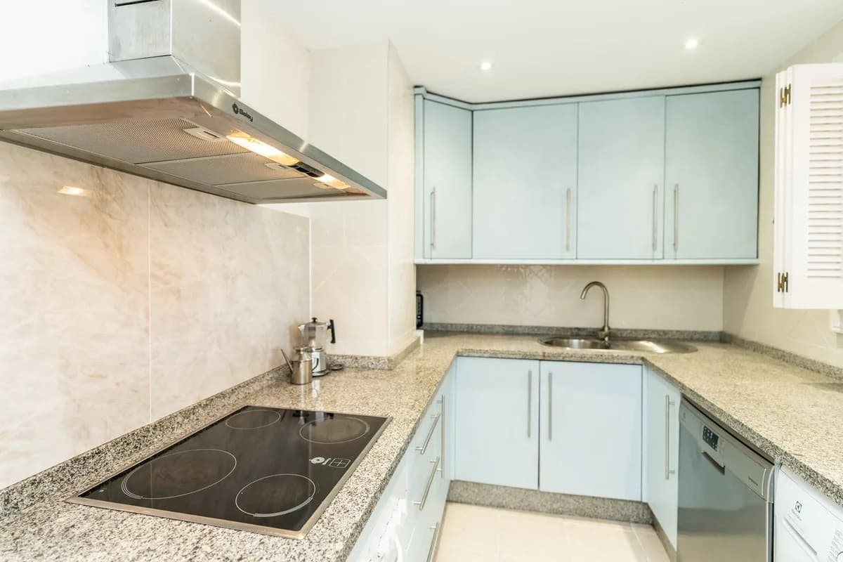 1 Bedroom Middle Floor Apartment for Sale in Elviria, Málaga - Image 3