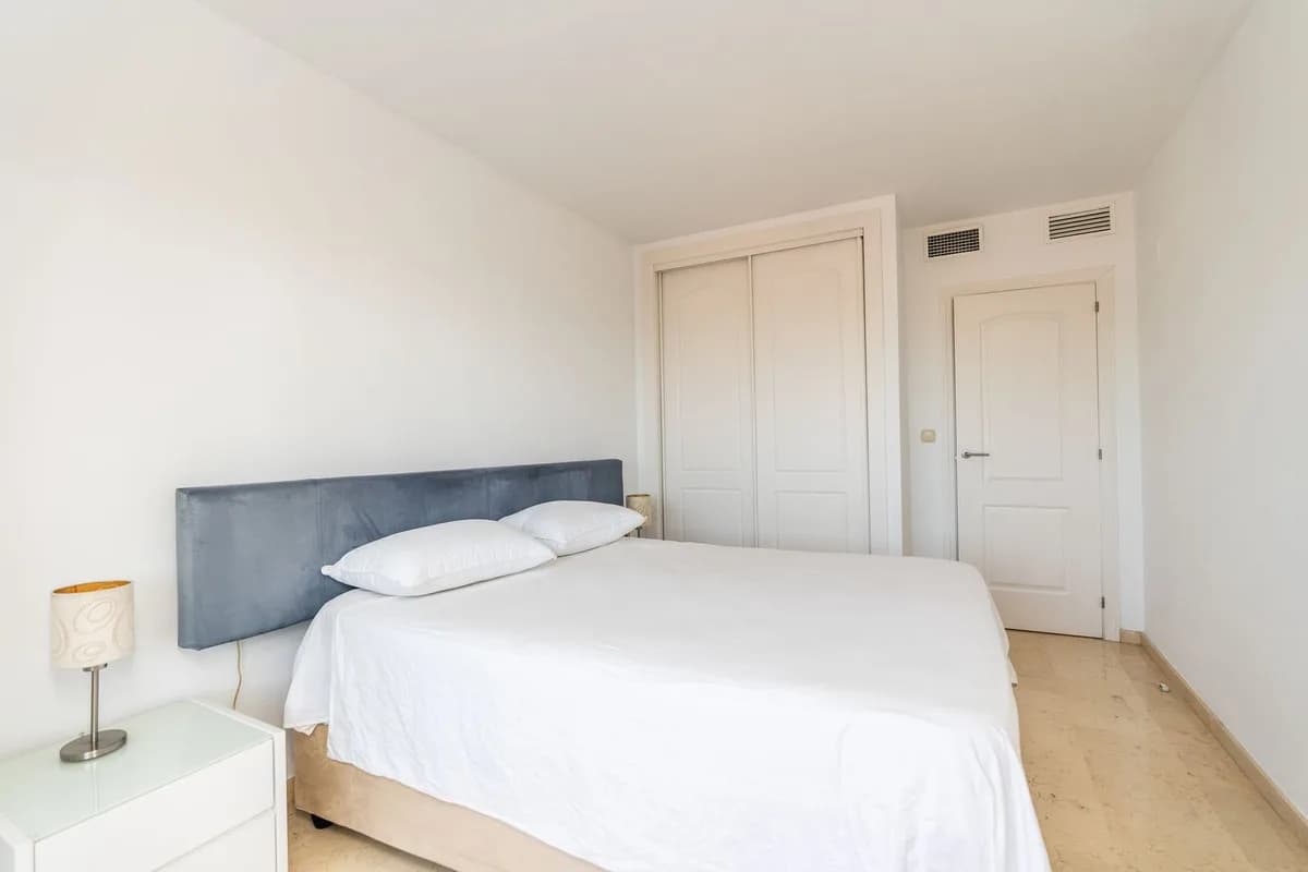 1 Bedroom Middle Floor Apartment for Sale in Elviria, Málaga - Image 5