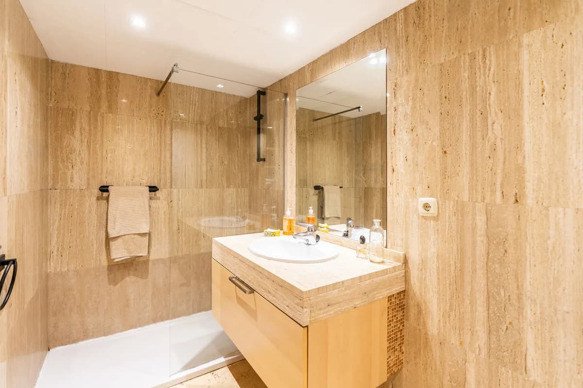 1 Bedroom Middle Floor Apartment for Sale in Elviria, Málaga - Image 6